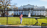 Un hombre salta la valla de la Casa Blanca