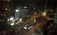 Miles de coreanos celebran el fin de A&ntilde;o manifestando contra Park