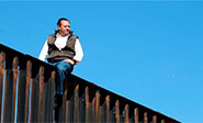 Un diputado mexicano escala &ldquo;el rid&iacute;culo muro de Trump&rdquo;