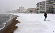 La nieve cubre algunas playas del Mediterr&aacute;neo