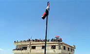 La bandera nacional siria vuelve a ondear en Rasten y Talbis&eacute;