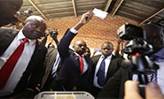 Candidato opositor proclama su victoria en comicios de Zimbabue