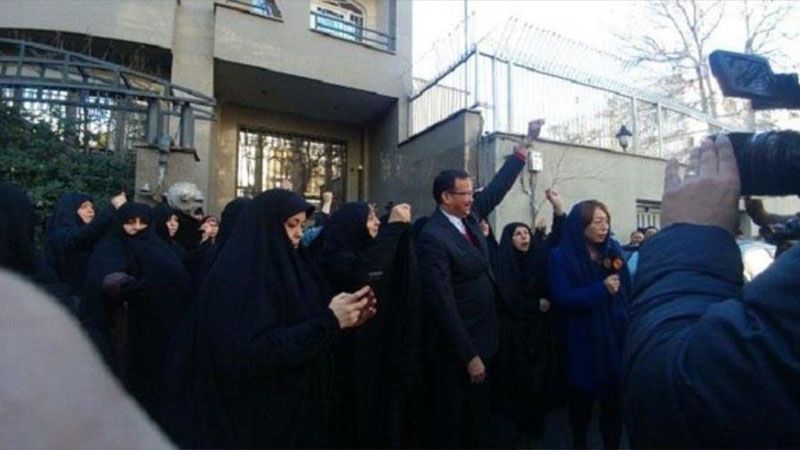 Iran&iacute;es condenan ante embajada venezolana golpismo de Estados Unidos