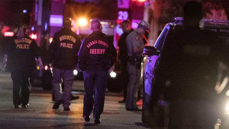 Cinco oficiales de polic&iacute;a resultan heridos en un enfrentamiento en Houston