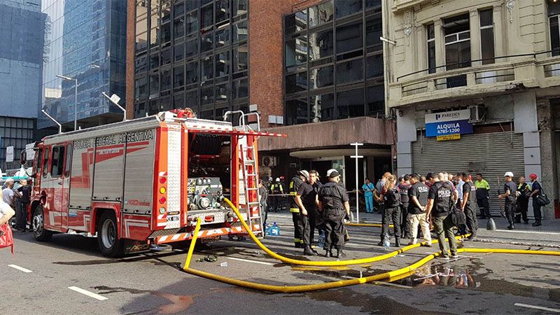 Dos muertos y m&aacute;s de 40 heridos en el incendio de un hotel en Buenos Aires