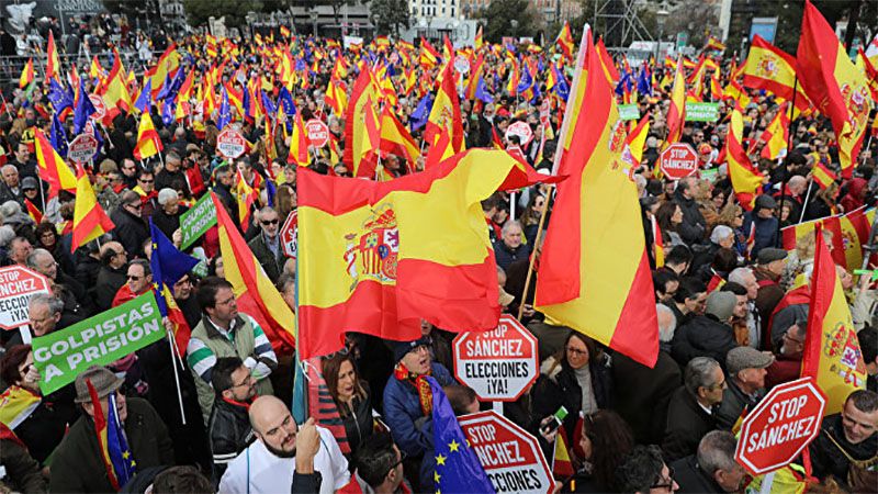 Pedro S&aacute;nchez acusa a los manifestantes en la plaza de Col&oacute;n de &ldquo;deslealtad&rdquo;