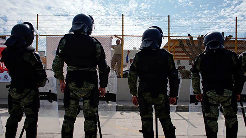 Migrantes &ldquo;encerrados&rdquo; en un albergue se enfrentan a la polic&iacute;a en el norte de M&eacute;xico