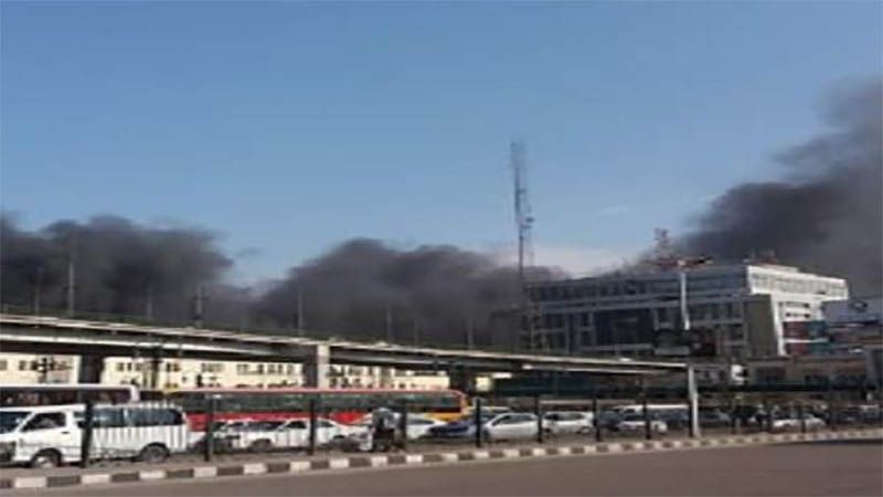 Un tren descarrila en El Cairo provocando un incendio y numerosos muertos