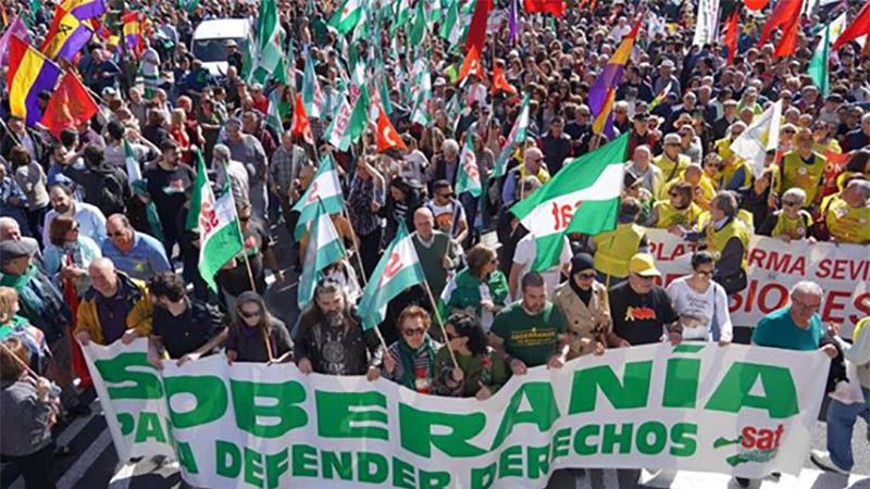 Marcha millonaria en Sevilla por una &ldquo;Andaluc&iacute;a libre&rdquo; y contra el partido de derecha Vox