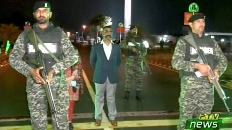 Paquist&aacute;n entrega a La India al piloto capturado en Cachemira