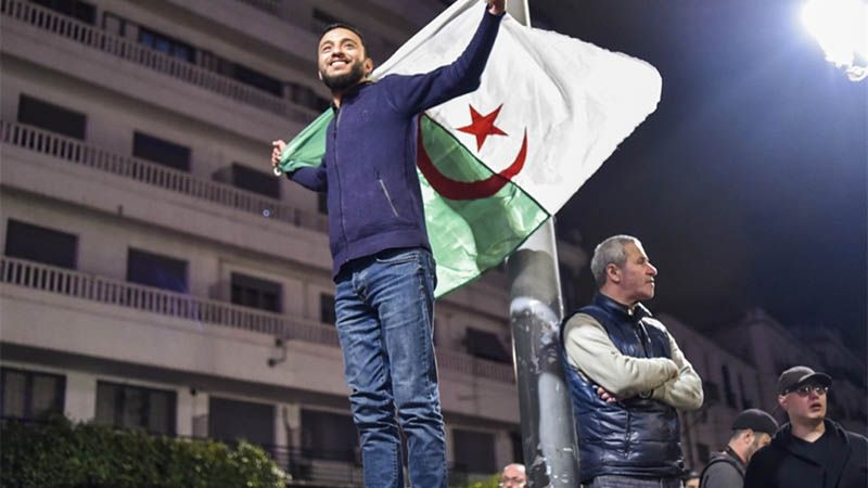 Buteflika &ldquo;renuncia&rdquo; pero se mantiene en la presidencia
