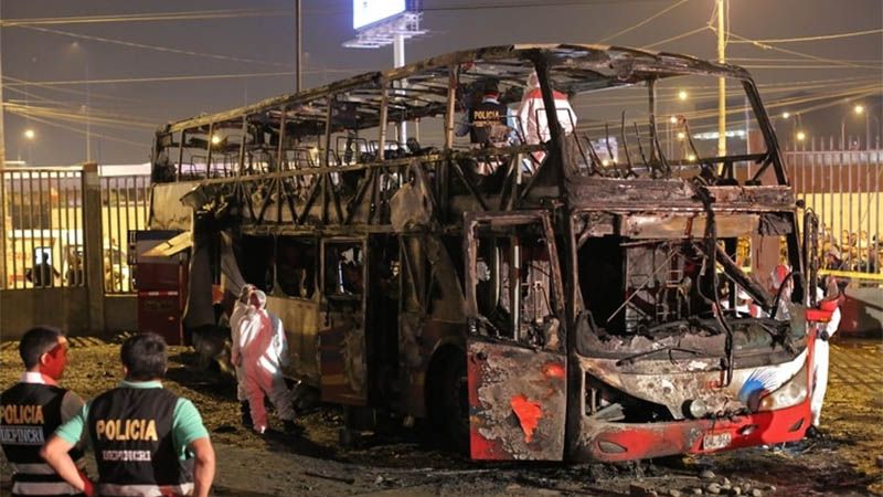 Tragedia en Per&uacute;: Al menos 20 muertos por incendio en un autob&uacute;s en Lima