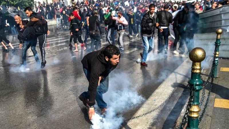 Miles de argelinos protestan contra el nombramiento del nuevo presidente interino