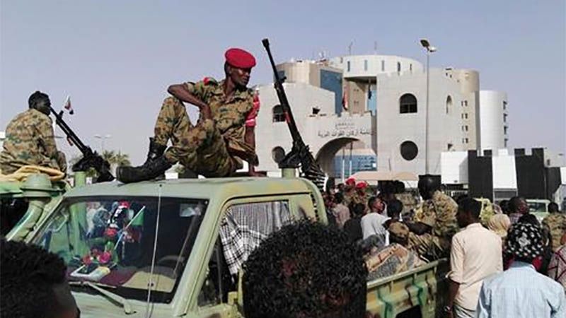 Los militares dirigir&aacute;n Sud&aacute;n por dos a&ntilde;os tras la ca&iacute;da de Omar al Bashir