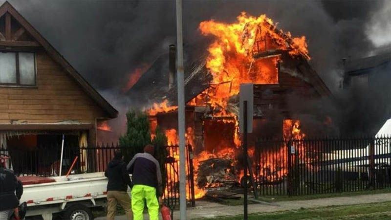 Al menos 6 muertos al estrellarse avioneta contra casas en Chile