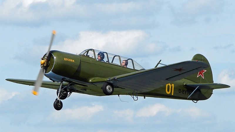 Rusia: Dos muertos tras estrellase una avioneta de entrenamiento militar Yak-18