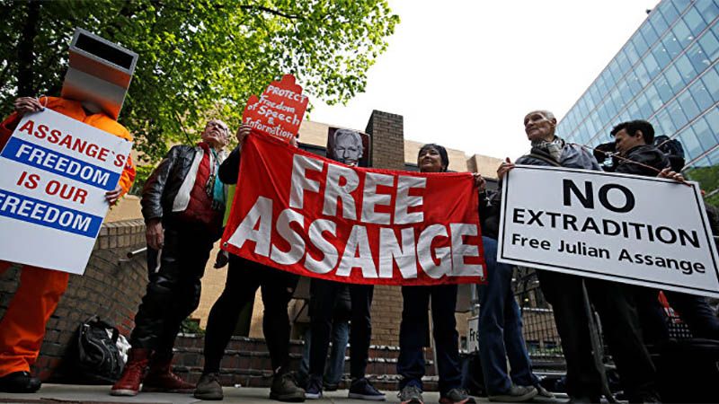 Anuncian la sentencia contra Julian Assange en Reino Unido por violar su libertad condicional