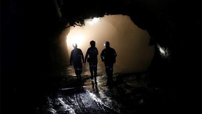 Confirman el rescate de 1.800 mineros atrapados en un pozo de platino en Sud&aacute;frica
