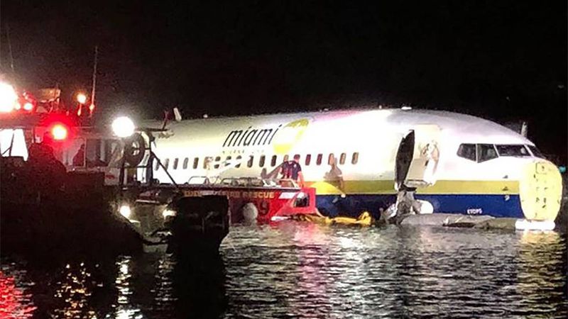M&aacute;s de 21 personas resultan heridas al salirse un Boeing 737 de la pista y caer en el r&iacute;o St. Johns