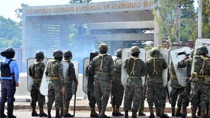 Militares invaden la Universidad Nacional Aut&oacute;noma de Honduras y causan 20 heridos