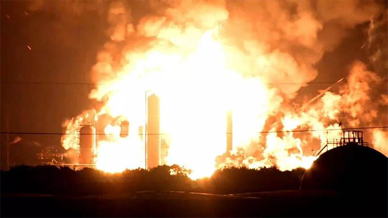 Una fuerte explosi&oacute;n en una planta petroqu&iacute;mica sacude el suroeste de Argentina