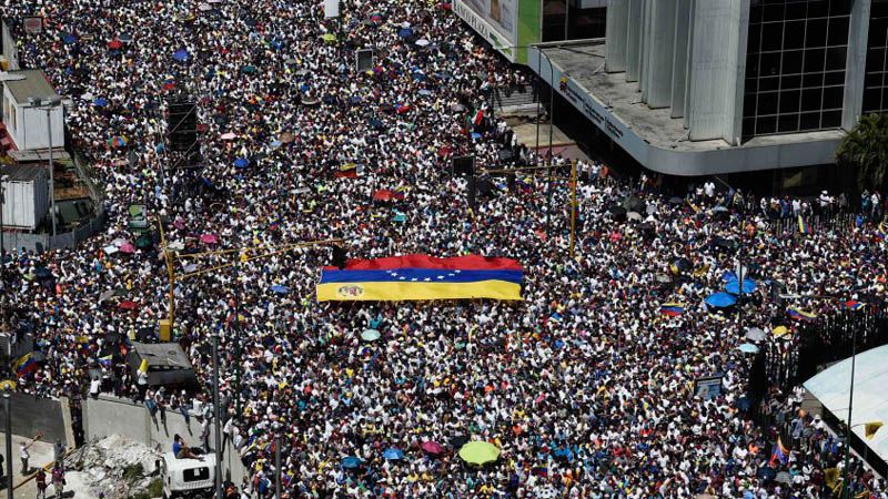 Oficialismo y oposici&oacute;n en Venezuela convocan marchas para el 5 de julio