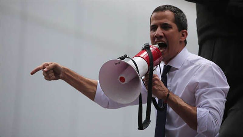 Guaid&oacute; denuncia arresto de dos miembros de su equipo de seguridad