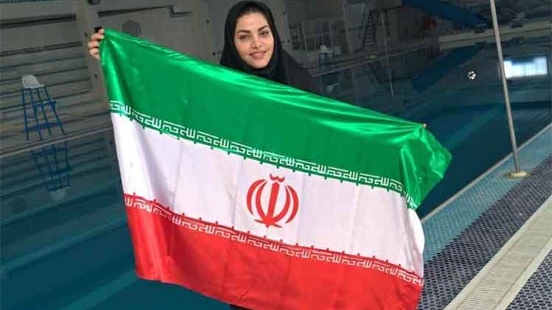 Mujer iran&iacute; impone r&eacute;cord de nataci&oacute;n con las manos atadas