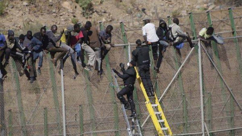 Medio centenar de migrantes logran entrar en Melilla tras un intento masivo de salto de la valla