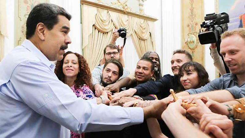 Maduro se re&uacute;ne con defensores de embajada venezolana en EEUU