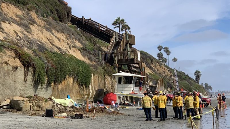 Mueren tres personas por colapsar un acantilado en una playa de California