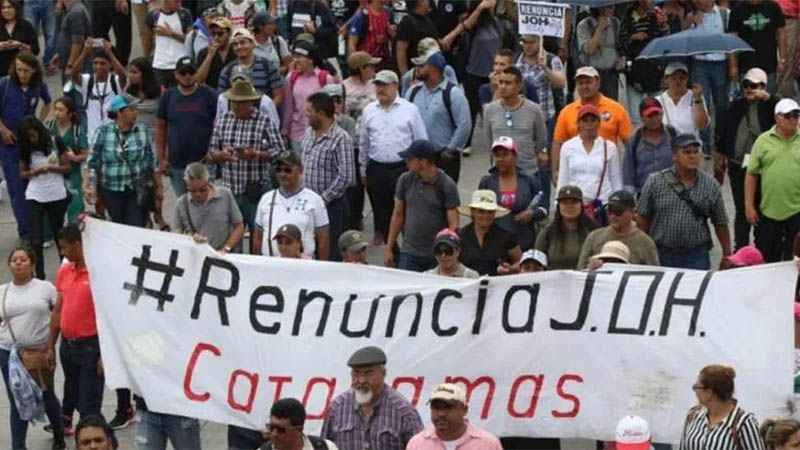 Miles de hondure&ntilde;os exigen la renuncia del Presidente Orlando Hern&aacute;ndez