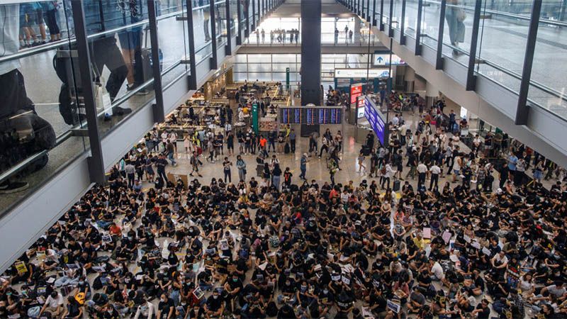 Sentada de manifestantes en el aeropuerto de Hong Kong contra la ley de extradici&oacute;n