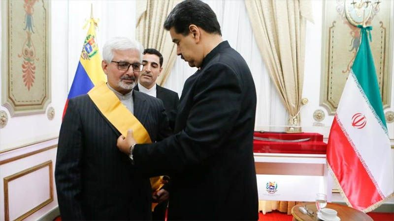 Presidente de Venezuela condecora a embajador de Ir&aacute;n en Caracas