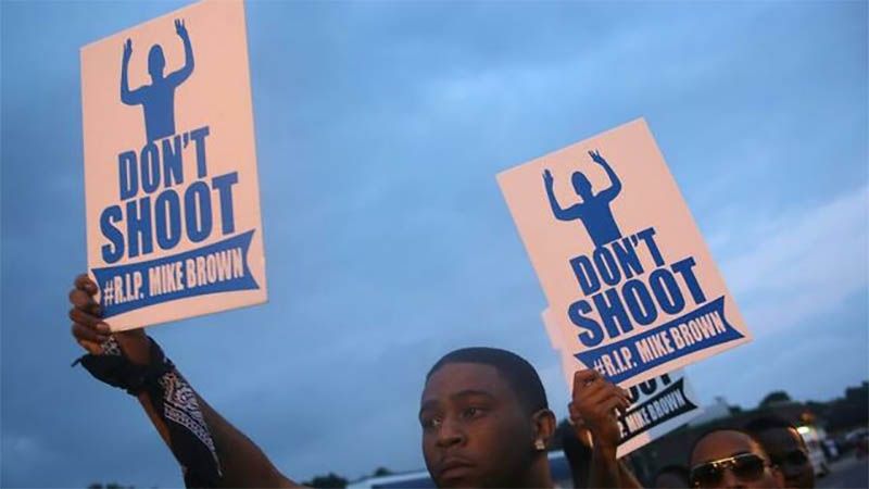 Padre de joven negro asesinado por Polic&iacute;a en 2014 pide reabrir el caso