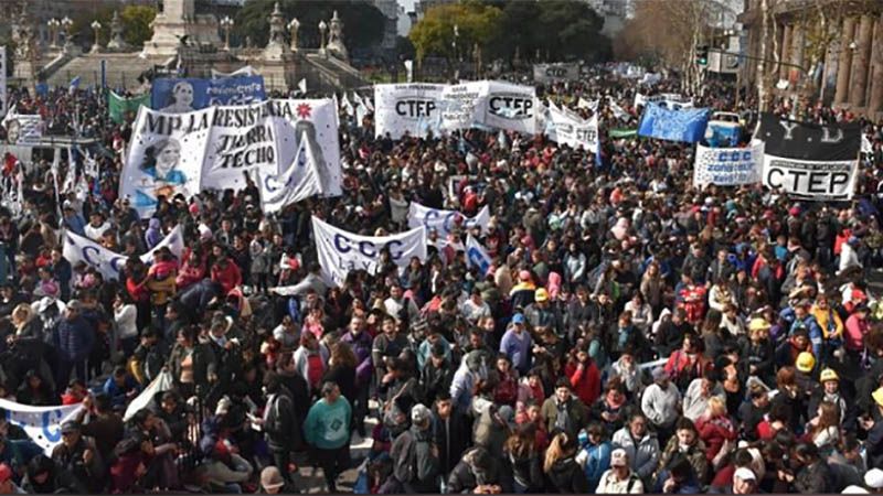 Decenas de miles de argentinos protestan contra pol&iacute;ticas de Macri