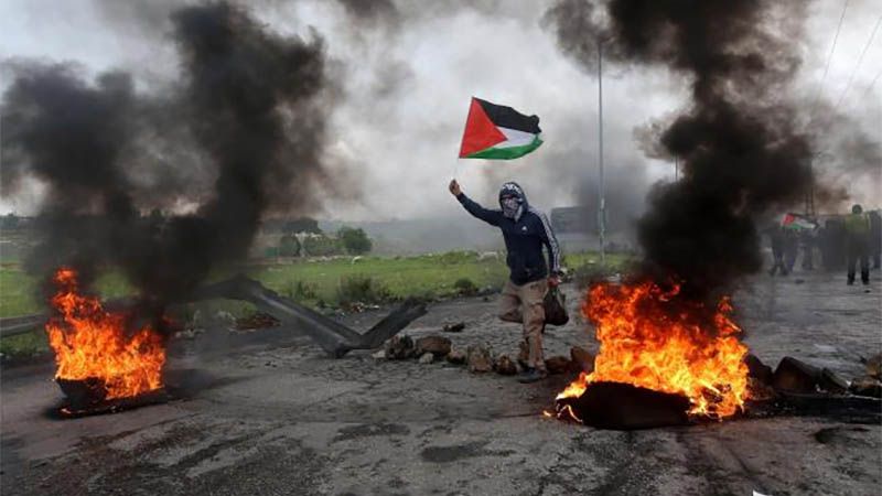 M&aacute;s de un centenar de palestinos heridos en choques con los militares israel&iacute;es en Gaza