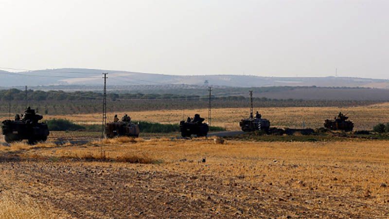 Un convoy de blindados turcos cruza la frontera con Siria y se dirige a Jan Sheijun