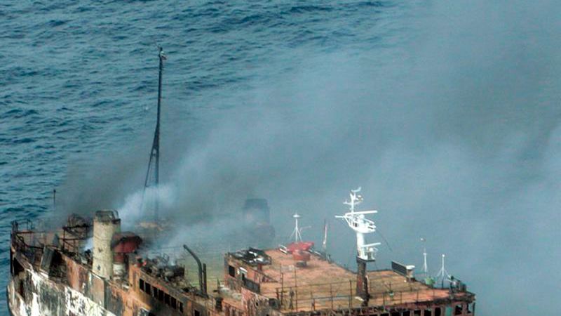 M&aacute;s de 34 desaparecidos al incendiarse un ferry cerca de la costa de Indonesia