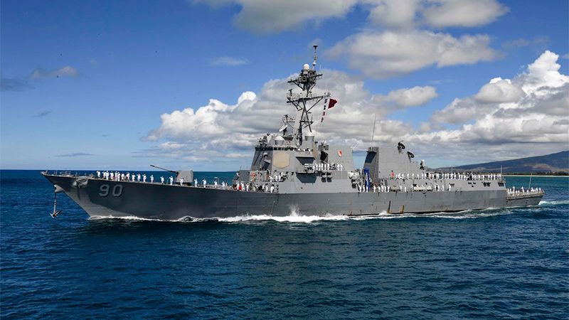 Un destructor de EEUU navega cerca de instalaciones militares de China en el mar de la China Meridional