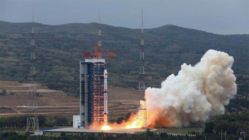 China pone en &oacute;rbita tres nuevos sat&eacute;lites