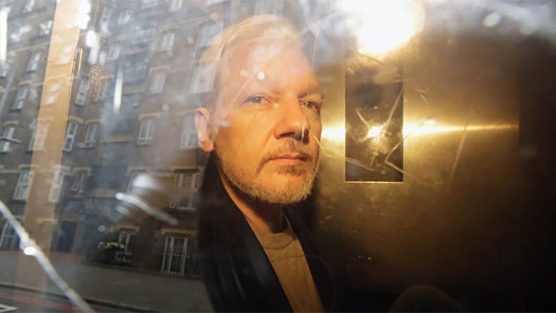 Assange sigue aislado y con problemas de salud por el capricho de Trump