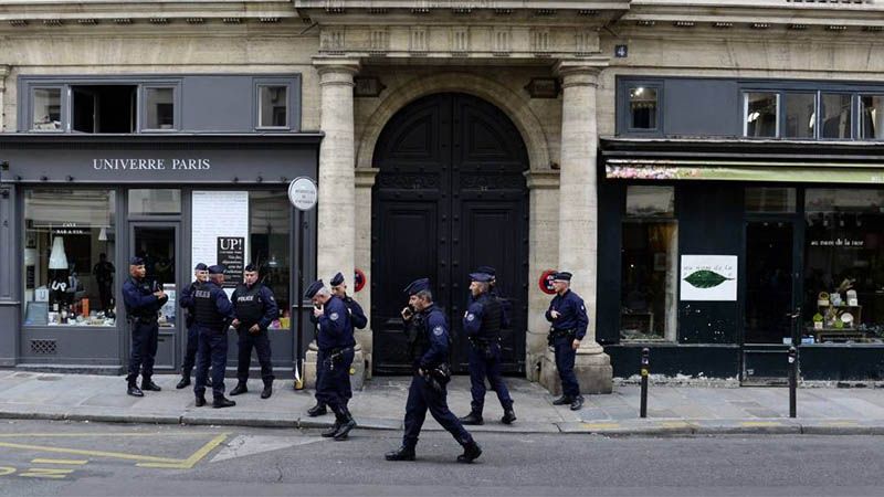 Un hombre ataca con un cuchillo la Jefatura de Polic&iacute;a de Par&iacute;s