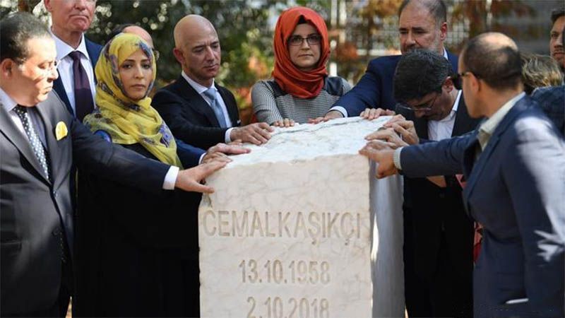 Estela conmemorativa para Jashoggi delante del consulado saud&iacute; en Estambul