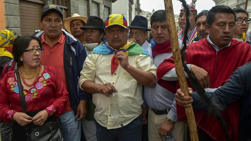 Ind&iacute;genas llaman al Ej&eacute;rcito a retirar su apoyo a presidente de Ecuador