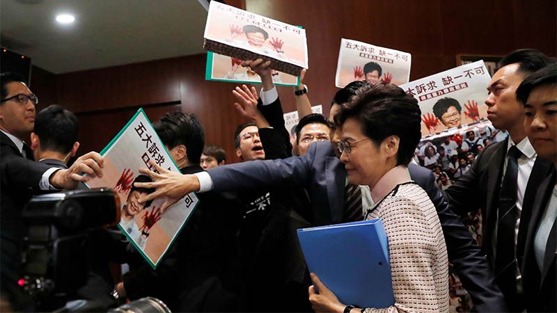Abucheos por segundo d&iacute;a a la jefa del Ejecutivo de Hong Kong