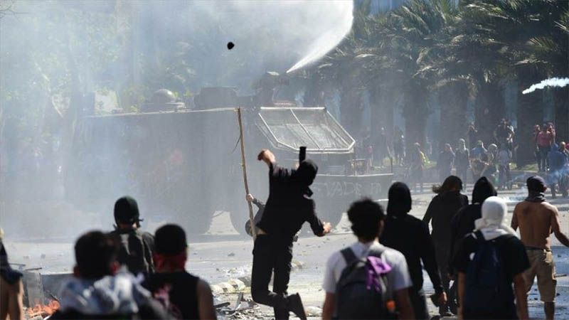 Contin&uacute;an en Chile los choques entre manifestantes y polic&iacute;as