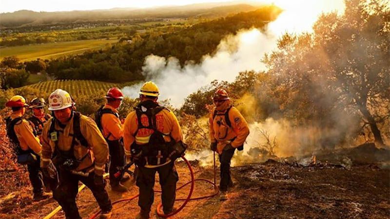 M&aacute;s de 50.000 evacuados en Los &Aacute;ngeles por grandes incendios en el norte y sur de California