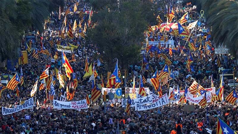 Una multitudinaria marcha en Barcelona por la sentencia contra l&iacute;deres independentistas