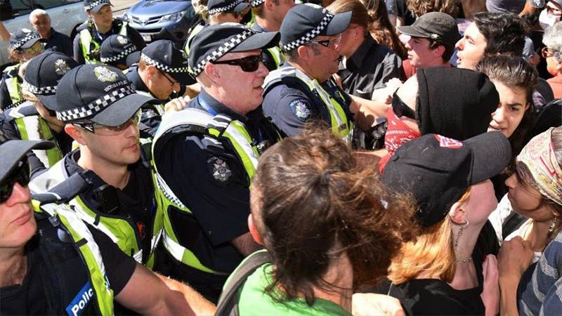 Polic&iacute;as y activistas ecol&oacute;gicos se enfrentan en Australia